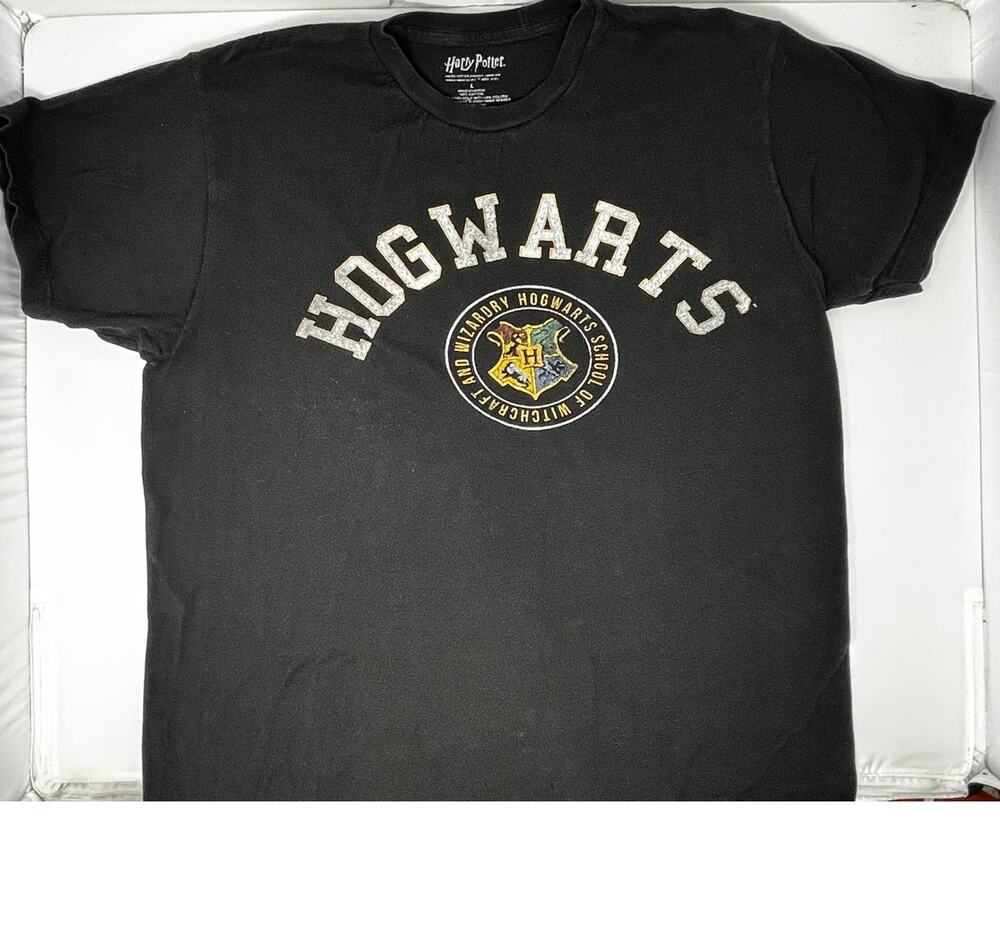 Harry Potter Hogwarts Black Tshirt Size L Pre-Owned with small hole and pilling
